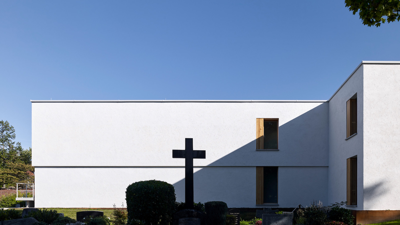 Verwaltungsgebäude Hauptfriedhof Freiburg © Yohan Zerdoun
