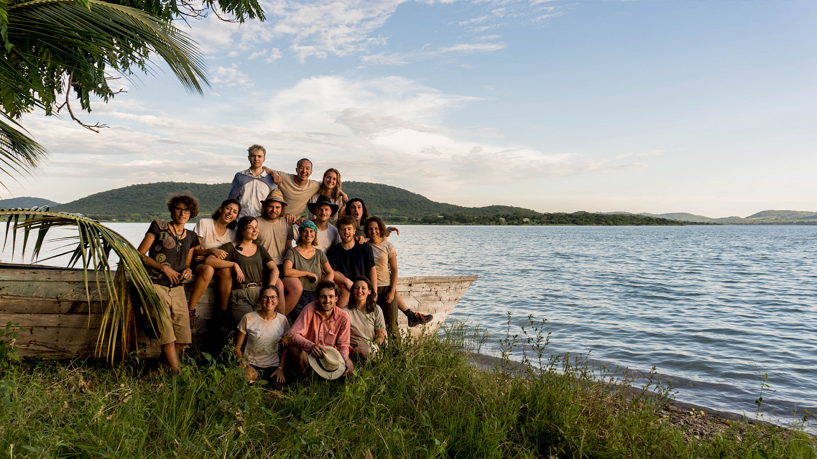 Team am Tanganyikasee © SUPERTECTURE