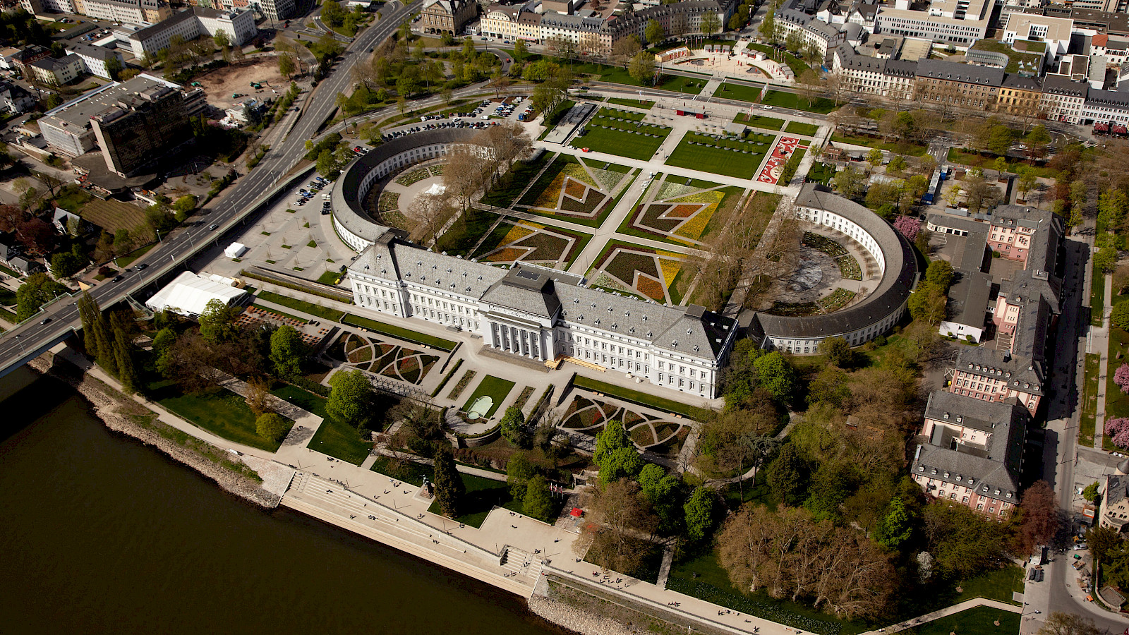 Schloss Koblenz mit Vorplatz, Zirkularbauten, Schlossgarten und Rheinstufen © Frey-Pressebild, Thomas Frey 