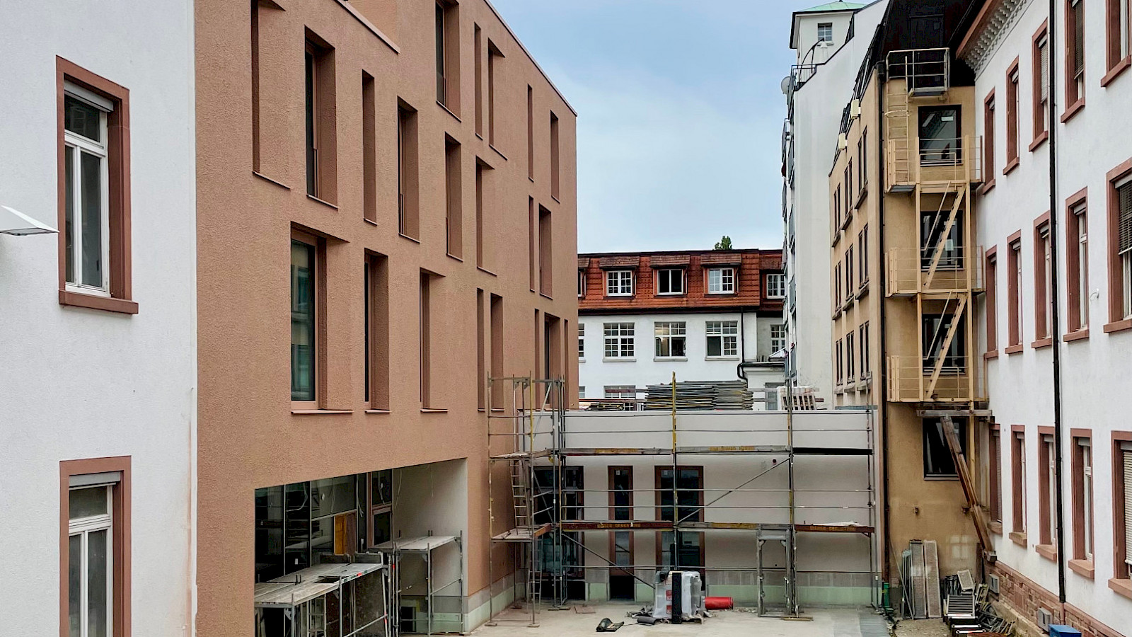 Foto Eingangsfassade Neubau Justizzentrum Freiburg © Auer Weber