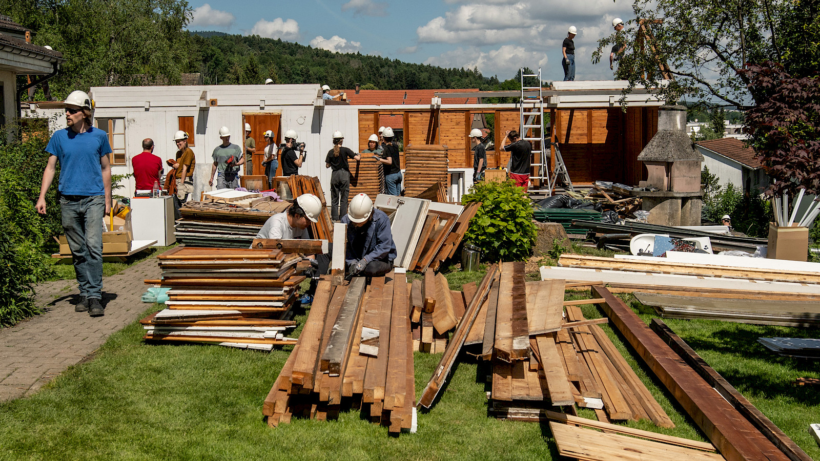 Disassembly of Oetwil am See Music Pavillion for Reuse © Buser Hill Photography, CEA lab